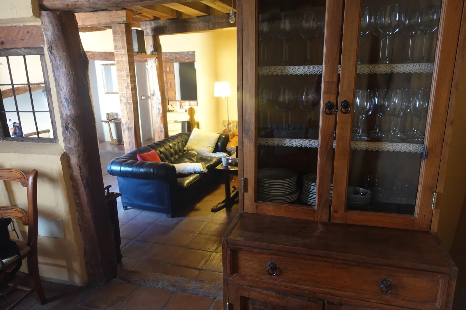 Salón de La Casa Posible con muebles de madera y zona de descanso